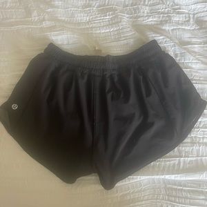 Lululemon Size 6 Low Rise 2.5 Inch Hotty Hots